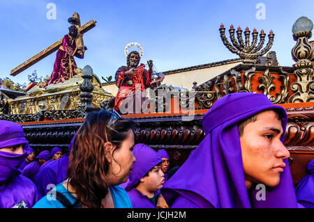 Antigua, Guatemala - 15. März 2015: Einheimische reenact biblische Szenen während der fastenzeit Prozession in der kolonialen Stadt mit berühmten Heiligen Woche feiern Stockfoto