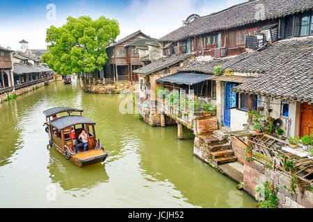 Traditionelle chinesische Holzboot auf dem Kanal von Wuzhen, Provinz Zhejiang, China Stockfoto