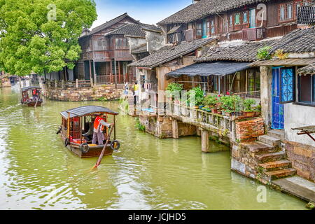 Traditionelle chinesische Holzboote am Wuzhen Kanal, Provinz Zhejiang, China Stockfoto