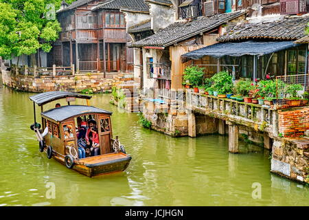 Traditionelle chinesische Holzboot auf dem Kanal von Wuzhen, Provinz Zhejiang, China Stockfoto