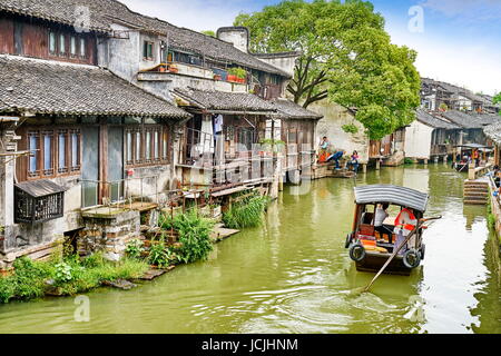 Traditionelle chinesische Holzboot auf dem Kanal Wuzhen, Zhejiang Provinz, China, Asien Stockfoto