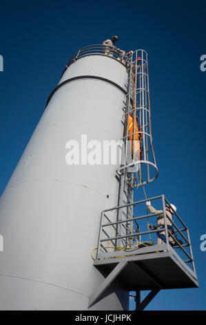 Besatzungen üben hohen Winkel Rettung an einem öffentlichen Training auf einem Industriegelände in Oregon mit Hilfe von Seilen, Würfe und Abseilen Techniken. Stockfoto