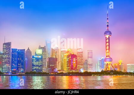 Bankenviertel Skyline auf dem Huangpu-Fluss, Pudong, Shanghai, China Stockfoto