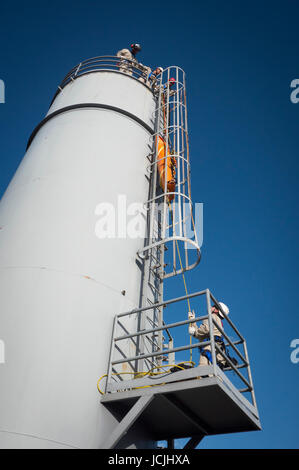 Besatzungen üben hohen Winkel Rettung an einem öffentlichen Training auf einem Industriegelände in Oregon mit Hilfe von Seilen, Würfe und Abseilen Techniken. Stockfoto