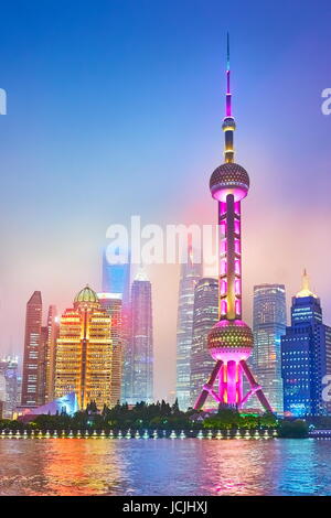 Abends Blick auf Oriental Pearl TV Tower, Pudong, Shanghai, China Stockfoto