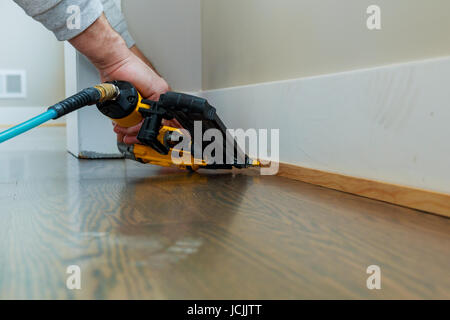 Messgerät beenden Nagler Mann genagelt Latten Zollhaus Bauunternehmer eine Wand-Abteilung für Luxus Stockfoto