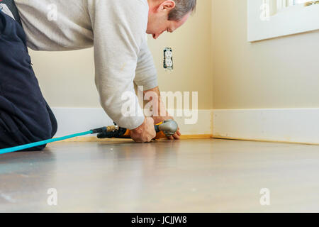 Messgerät beenden Nagler Mann genagelt Latten Zollhaus Bauunternehmer eine Wand-Abteilung für Luxus Stockfoto