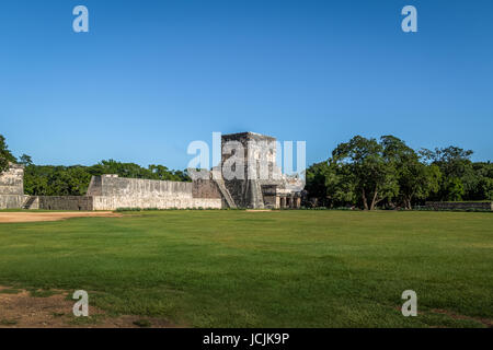 Außenansicht des Ballspiels Gerichts (Juego de Pelota) bei Chichen Itza Maya-Ruinen - Yucatan, Mexiko Stockfoto