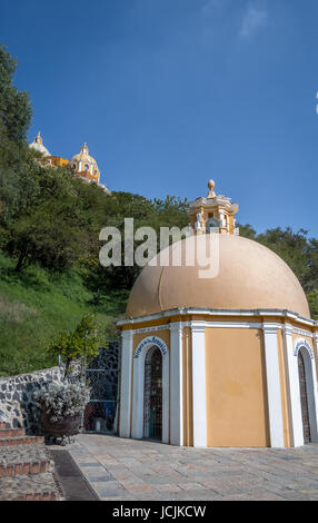 Kirche der Muttergottes von Heilmitteln an der Spitze der Pyramide von Cholula und auch der Wünsche - Cholula, Puebla, Mexiko Stockfoto