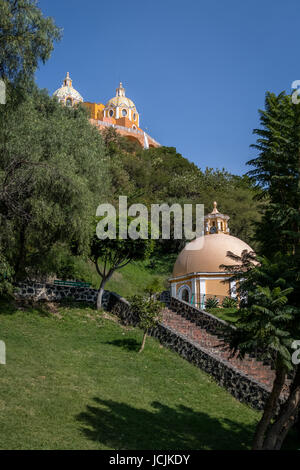 Kirche der Muttergottes von Heilmitteln an der Spitze der Pyramide von Cholula und auch der Wünsche - Cholula, Puebla, Mexiko Stockfoto