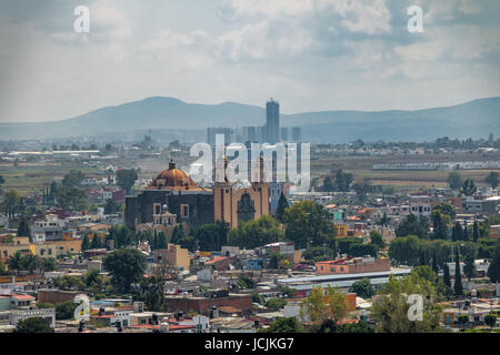 Luftaufnahme der Parroquia de San Andrés Apostol (Saint Andrew der Apostel-Kirche) - Cholula, Puebla, Mexiko Stockfoto