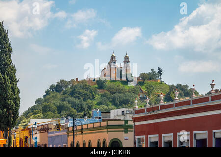 Straße von Cholula und Kirche der Muttergottes von Heilmitteln an der Spitze von Cholula Pyramide - Cholula, Puebla, Mexiko Stockfoto