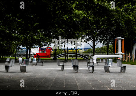 PARIS FRANKREICH PARC DE LA VILETTE- SPIELBEREICH - LA VILLETTE - DAS GROSSE FAHRRAD IN PARIS LA VILLETTE GARTEN © FRÉDÉRIC BEAUMONT Stockfoto