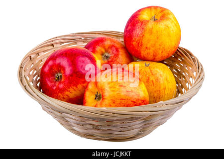 Weidenkorb mit Äpfeln isoliert auf weißem Hintergrund Stockfoto