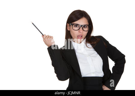 Schockiert Businesswoman Holding Bleistift auf weißem Hintergrund Stockfoto