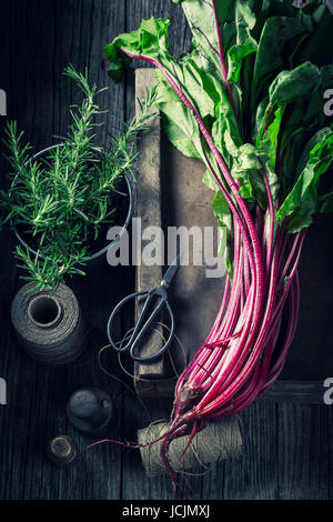 Frisch geerntete rote Beete in einer rustikalen Küche Stockfoto