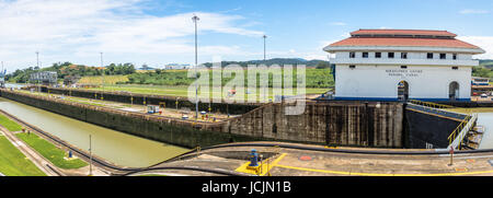 Panorama des Panama-Kanals im Miraflores Schleusen - Panama-Stadt, Panama Stockfoto