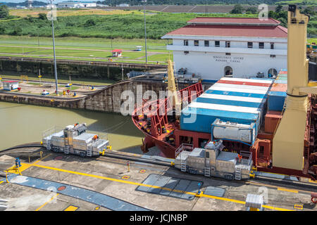 Frachtschiff durch Panama Kanal in Miraflores Schleusen - Panama-Stadt, Panama Stockfoto