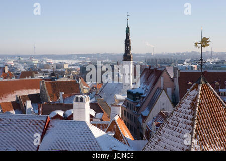 Die Unterstadt (All-Linn) aus Kohtuotsa Sicht in dem Domberg, mit dem Turm der Kirche des Heiligen Geistes oder Pühavaimu Kirik, Tallinn, Estland Stockfoto