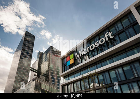 Microsoft Deutschland, Unternehmenszentrale, hinten Highlight Towers mit IBM und Fujitsu Hauptsitz, Schwabing, München, Bayern Stockfoto