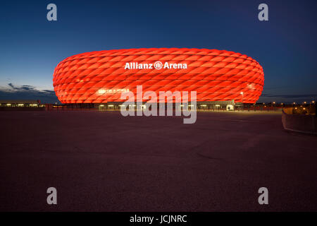 Beleuchtete Allianz-Arena zur blauen Stunde, München, Upper Bavaria, Bavaria, Germany Stockfoto