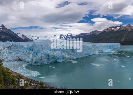 Panorama der Perito-Moreno-Gletscher im Los Glaciares Nationalpark in Patagonien - El Calafate, Santa Cruz, Argentinien Stockfoto