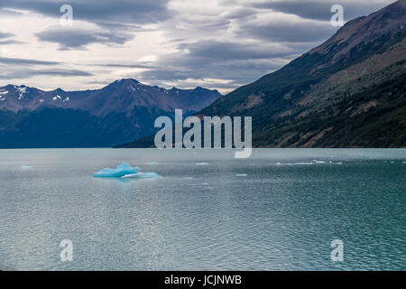 See und Eisberg am Perito-Moreno-Gletscher im Los Glaciares Nationalpark in Patagonien - El Calafate, Santa Cruz, Argentinien Stockfoto