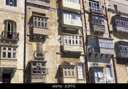 Die traditionelle Balkone an den Häusern in der Altstadt von Valletta auf der Insel Malta im Mittelmeer in Europa. Stockfoto