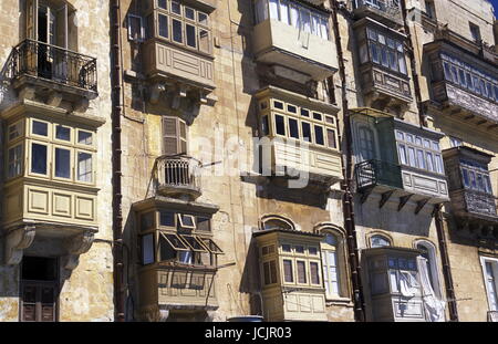 Die traditionelle Balkone an den Häusern in der Altstadt von Valletta auf der Insel Malta im Mittelmeer in Europa. Stockfoto