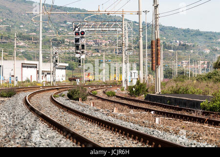 Bahnhof mit Zug Stockfoto