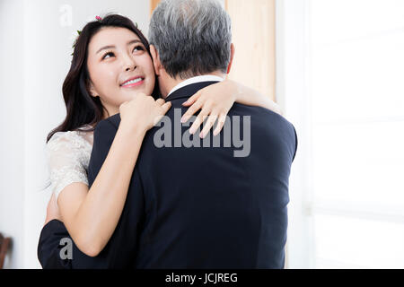 Porträt des Lächelns Braut und ihr Vater umarmt Stockfoto