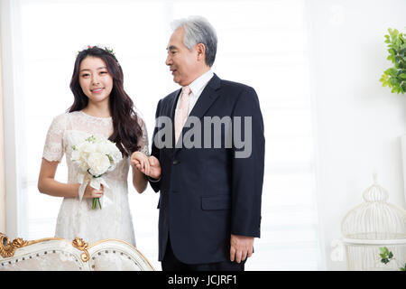 Lächeln, Braut und ihr Vater Hand in Hand Stockfoto