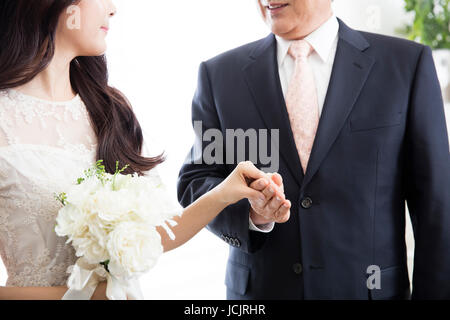 Porträt der Braut und des liebevollen Vaters Hand in Hand Stockfoto