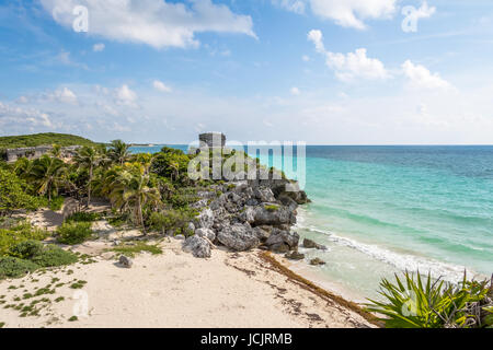 Karibik-Strand mit Maya-Ruinen von Tulum auf Hintergrund - Tulum, Mexiko Stockfoto