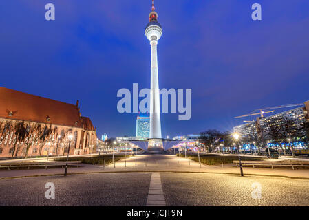 Berliner TV Turm ist ein Turm für Antennen Radio und TV Sender im Zentrum von Berlin. Es ist ein bekanntes Wahrzeichen der Stadt, Stockfoto
