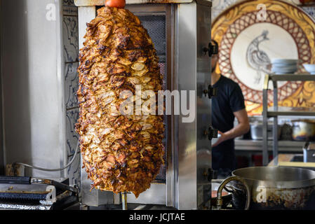 Nahaufnahme Bild von gestapelten Fleisch braten in Vorbereitung der traditionellen griechischen Teller Gyros oder Döner türkische Hartweizen verwendet werden. Stockfoto