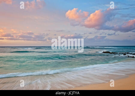 Sunrise bietet eine Palette von Farben am Poipu Beach entlang der Südküste auf Hawaii Insel Kauai. Stockfoto