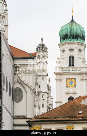 St. Stephens Basilica ist eine alte weiße Kirche mit grünen Metall Hauben oben auf den Türmen in Passau, Deutschland Stockfoto