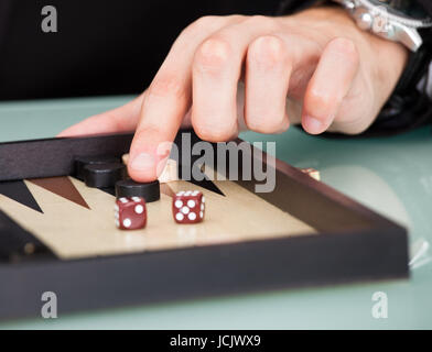 Close-up-Unternehmer spielen Backgammon am Schreibtisch Stockfoto