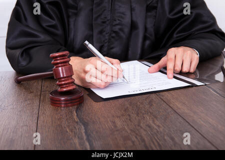 Nahaufnahme eines Richters schlagen Mallet am Schreibtisch Stockfoto