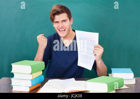 Porträt eines erfolgreichen Studenten halten Prüfungsaufgabe Stockfoto