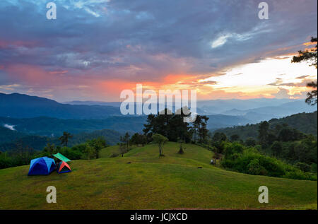 Sonnenuntergang über den Hügeln am Campingplatz auf dem hohen Berg in Huai Nam Dang Nationalpark, Chiang Mai und Mae Hong Son Provinz von Thailand Stockfoto