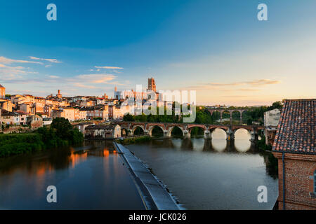 Albi - Frankreich Ste Cecile Basilika an Stadt Albi, mit Brücken und Flüsse. Fotografie, kurz vor Sonnenuntergang aufgenommen.  Basilika Ste Cecile À Albi, Avec ses Stockfoto