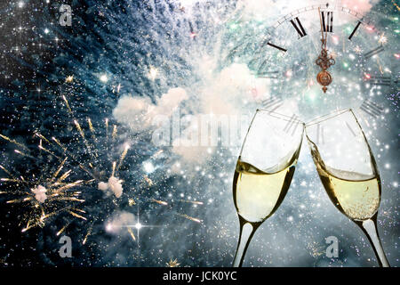 Gläser mit Champagner gegen Feuerwerk und Uhr kurz vor Mitternacht Stockfoto