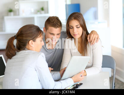 Junges Paar treffen Finanzberater für Kredit-Darlehen Stockfoto