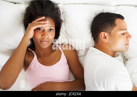 Paar im Bett mit Beziehungsschwierigkeiten Stockfoto