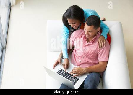 Draufsicht auf paar gemütlich auf Sofa mit Laptop Stockfoto