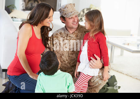 Haus der Familie Gruß Militär Vaters beurlaubt Stockfoto