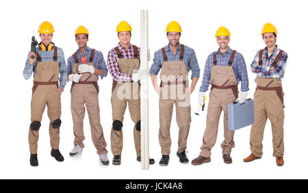 Gruppe von glückliche Arbeiter halten Ausrüstung Over White Background Stockfoto