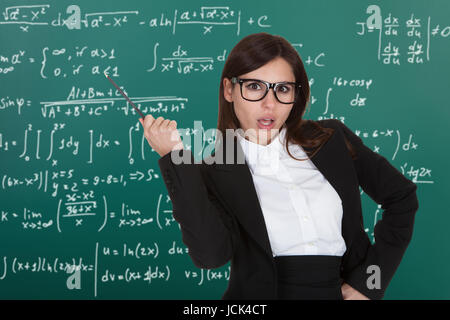 Schockiert Businesswoman Holding Bleistift auf weißem Hintergrund Stockfoto